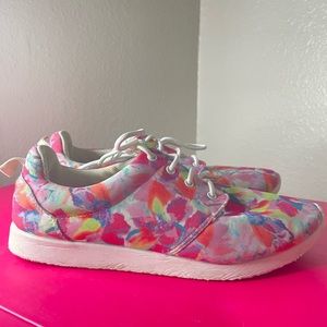 Size 9 Gianni Bini tennis shoes. Comfy. Colorful. Good condition.